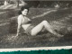 Réal Photo Pin-up Plage Camping Une Femme. Sur La Pelouse Maillot De Bain - Pin-ups