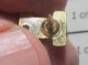 613c Pin's Pins / Beau Et Rare : AUTRES / Mini Pin's CHIFFRE 1 METAL JAUNE Ou Lettre I - Autres & Non Classés