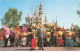 WALT DISNEY AL#AL00599  WALT DISNEY POSANT AVEC MICKEY DEVANT LE CHATEAU DE LA BELLE AU BOIS DORMANT - Disneyland