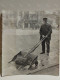 US Or UK Photo To Be Identified. Street Sweeper Cleaning The Streets, With A Pipe. - Amérique