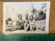 Réal Photo Pin-up Plage - Un Homme Sur La Plage Avec Deux Femmes Homme Torse Nu - Pin-ups