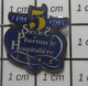 513B Pin's Pins / Beau Et Rare / MEDICAL / 1495 1995 5 SIECLES DE PHARMACIE HOSPITALIERE - Medical