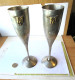 LADE 600 -  Twee Verzilverde Metalen Champagne Glazen Met Druiventrosreliëf - Deux Coupes à Champagne En Métal Argenté - Silverware