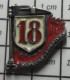 712B Pin's Pins / Beau Et Rare / POMPIERS / SAPEURS POMPIER LANCE A INCENDIE TELEPHONE LE 18 - Feuerwehr