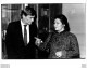 SIMONE VEIL ET MR PIET DANKER DU PARLEMENT STRASBOURG 1982 PHOTO DE PRESSE 24X18CM - Famous People