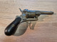 Delcampe - Très Beau Petit Revolver à Broche - Decorative Weapons