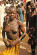 CAMEROUN - MOKOLO Jeune Femme Un Jour De Fête Seins Nus   (Scans R/V) N° 17 \ML4055 - Cameroun