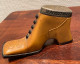 Delcampe - Tabatière -Forme Chaussure- Résine -métal - 1927-1977 - 14 Cm Environ - Andere & Zonder Classificatie