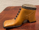 Delcampe - Tabatière -Forme Chaussure- Résine -métal - 1927-1977 - 14 Cm Environ - Sonstige & Ohne Zuordnung