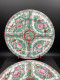 MACAU Assiettes Déco X2 1965 Porcelaine Chinoise 26cm Peint à La Main Pivoine Or Vert Rose  #240045 - Aziatische Kunst