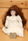 Poupée En Porcelaine Et Tissu, Chevelure Brune - Dolls