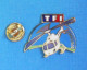 Delcampe - 1 PIN'S //  ** HÉLICOPTÈRE BLANCHE / TF1 / USHUAÏA ** . (LMI Paris) - Vliegtuigen