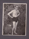 Photo Originale Vintage Snapshot Homme Maillot De Bain Une Piece Torse Nu Dans Son Jardin  (52974) - Unclassified