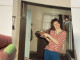 Photo Couleur Snapshot 1990 Femme Dans La Cuisine Avec Un Plat à La Main Elle Marche Frigo Porte Carrelage - Persone Anonimi