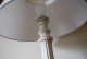 Delcampe - E1 Magnifique Lampe Au Décor De Fleurs - Rose - Luminaires & Lustres