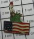 811H Pin's Pins / Beau Et Rare / AUTRES / DRAPEAU DES USA STATUE DE LA LIBERTE Mais Quelle Liberté ? - Other & Unclassified