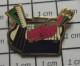 2122 Pin's Pins / Beau Et Rare / MARQUES / PAPETERIE CADRILLAGE CRAYONS CARTABLE EQUERRE - Trademarks