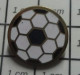 2222 Pin's Pins / Beau Et Rare / SPORTS / BALLON FOOTBALL A L'ANCIENNE - Voetbal
