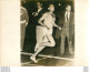 MICHEL JAZY BAT LE RECORD DU MONDE DES 2 MILES 06/1963 PHOTO KEYSTONE FORMAT 24 X 18 CM - Sport