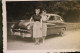 Photo Originale Format  8,5 X 6 Cm Voiture Et Jeunes Femmes 1952 - Old Car Oude Auto - Automobili