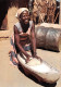 CAMEROUN Femme En Train De Moudre Le Grain Nord D'OUDJILA Carte Vierge Non Circulé Photo LECA (Scan R/V) N° 83 \MP7122 - Cameroun