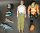 Lot Of 2 Mattel And Hasbro Dolls, 2 Helmets And 2 Accessory Weapons - Otros & Sin Clasificación