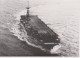 PHOTO PRESSE LE PORTE AVIONS ARROMANCHES EN MANOEUVRE EN MEDITERRANEE AOUT 1956 FORMAT 13 X 18 CMS - Schiffe