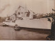 PHOTO PRESSE MISE A L'EAU DE L'ESCORTEURS KERSAINT A LORIENT JUIN 1954 FORMAT 13 X 18 CMS - Barche
