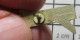 615B Pin's Pins / Beau Et Rare / AUTRES / LIGNE ROUGE EN ZIG-ZAG - Andere & Zonder Classificatie