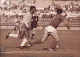FOOTBALL PELE AU CHILI COUPE DU MONDE 1962 LE BRESIL CONTRE LA TCHECOSLOVAQUIE PELE BLESSE PHOTO 18X13CM - Deportes