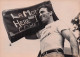 BOXE MARCEL CERDAN 1949 AU DEPART AVANT SON MATCH CONTRE LA MOTTA  ECRIT SUR SA VALISE  PHOTO 18X13CM - Deportes