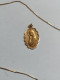 Delcampe - Magnifique Médaille Religieuse OR 750 - Années 70 "Sainte Marie" 6,1 Grammes D'or Avec La Chaîne Bijou - Necklaces/Chains