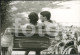 1983 ORIGINAL AMATEUR PHOTO FOTO YOUNG COUPLE DATING JEUNE FEMME GIRL GARÇON BOY LISBON PORTUGAL AT234 - Personnes Anonymes