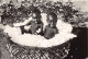 Tchad - KOUMRA -Deux Enfants Indigènes, Mingambé Et Sa Sœur, Dans Un Panier De Coton - TAILLE DE LA CARTE POSTALE 15 Cm. - Ciad