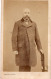 Photo CDV D'un  Homme  élégant Posant Dans Un Studio Photo A Sedan - Ancianas (antes De 1900)