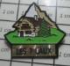 1820 Pin's Pins / Beau Et Rare : VILLES / LES 7 LAUX CHALET MONTAGNE SAPIN - Steden