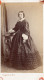 Photo CDV D'une Femme élégante Posant Dans Un Studio Photo A Paris - Anciennes (Av. 1900)