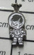 810F Pin's Pins / Beau Et Rare / ESPACE / Mini Pin's COSMONAUTE ASTRONAUTE PEUT ETRE PERSONNAGE DE BD - Espacio