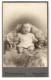 Fotografie Arthur Krüger, Berlin-NW, Portrait Niedliches Baby Im Weissen Hemd Auf Fell Sitzend  - Personnes Anonymes