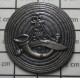 713c Pin's Pins / Beau Et Rare / MILITARIA / INSIGNE TROUPES D'ELITE 10e GURKHA NEPAL KRISS - Militares