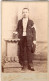Photo CDV D'un Jeune Garcon  élégant Posant Dans Un Studio Photo A Calais - Ancianas (antes De 1900)