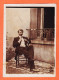 05512 ● ● Hommage à Un Charmant Camarade Homme Assis 22 Aout 1904 Photographie Famille FREY CpaWW1 - Anonymous Persons