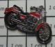 1010  Pin's Pins / Beau Et Rare / MOTOS / GROSSE MOTO ROUTIERE RETRO ROUGE PEUT ETRE HARLEY ? - Motorbikes