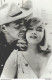 Marilyn Monroe Et Clark Gable - Photo De Presse - Rétro Pour Les 25 Ans De Sa Mort - Voir Verso -  2 Scans - Ohne Zuordnung