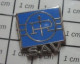 611C Pin's Pins / Beau Et Rare / MARQUES / LETTRE R AVEC UNE FLECHE SAV SERVICE APRES VENTE - Merken