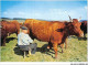 CAR-AAX-P3-15-0168 - En Parcourant L 'Auvergne - Traite Des Vaches Sur Les Plateaux Du Cantal - Autres & Non Classés