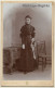 Globus Atelier / Berlin: Elegant Young Woman In Victorian Dress (Vintage Cabinet Card ~1900s/1910s) - Personas Anónimos