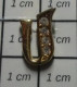 3417 Pin's Pins / Beau Et Rare /  AUTRES / LETTRE U EN MeTAL JAUNE ET "BRILLANTS" Mini Pin's - Other & Unclassified