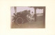 VOITURE ANCÊTRE - Modèle à Identifier, Gonflement D'une Roue (photo Vers 1900 Format 8,8cm X 5,5cm) - Auto's
