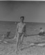 Négatif Film Snapshot Pin Up Plage Jeune Homme Torse Nu -  BOY ON THE BEACH - Glasplaten